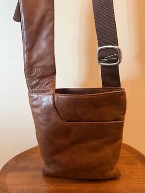 ILI New York Brown Leather Crossbody Bag with Adjustable Strap